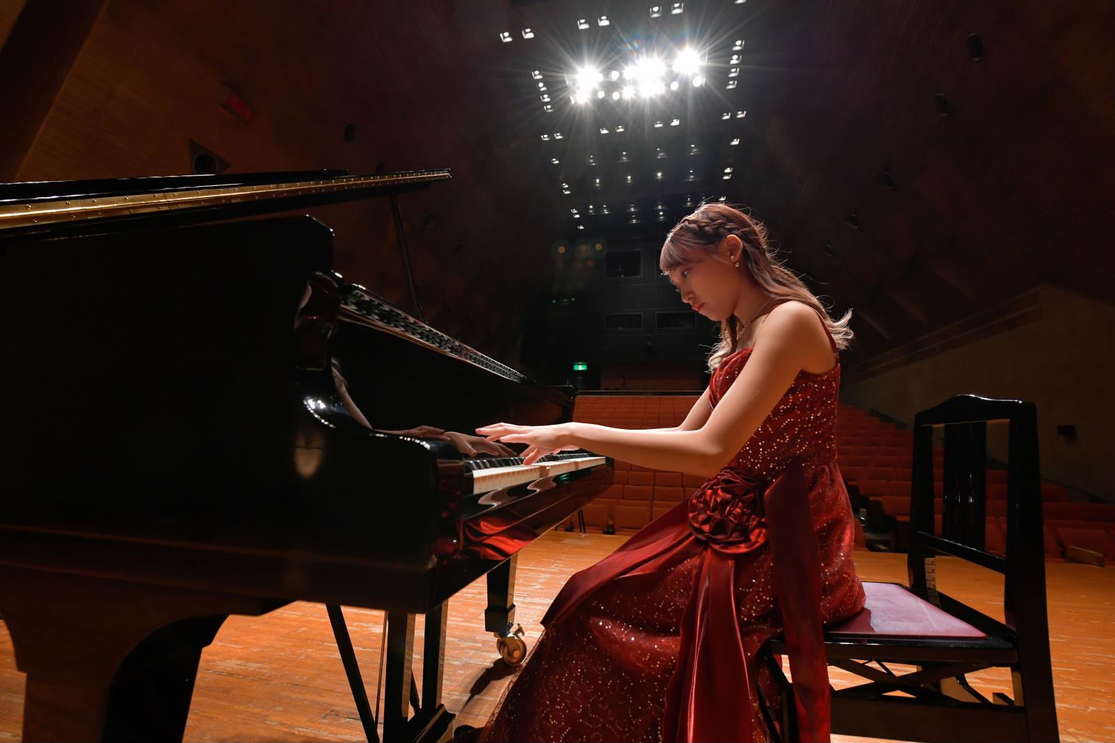 Piano sur une scène de concert