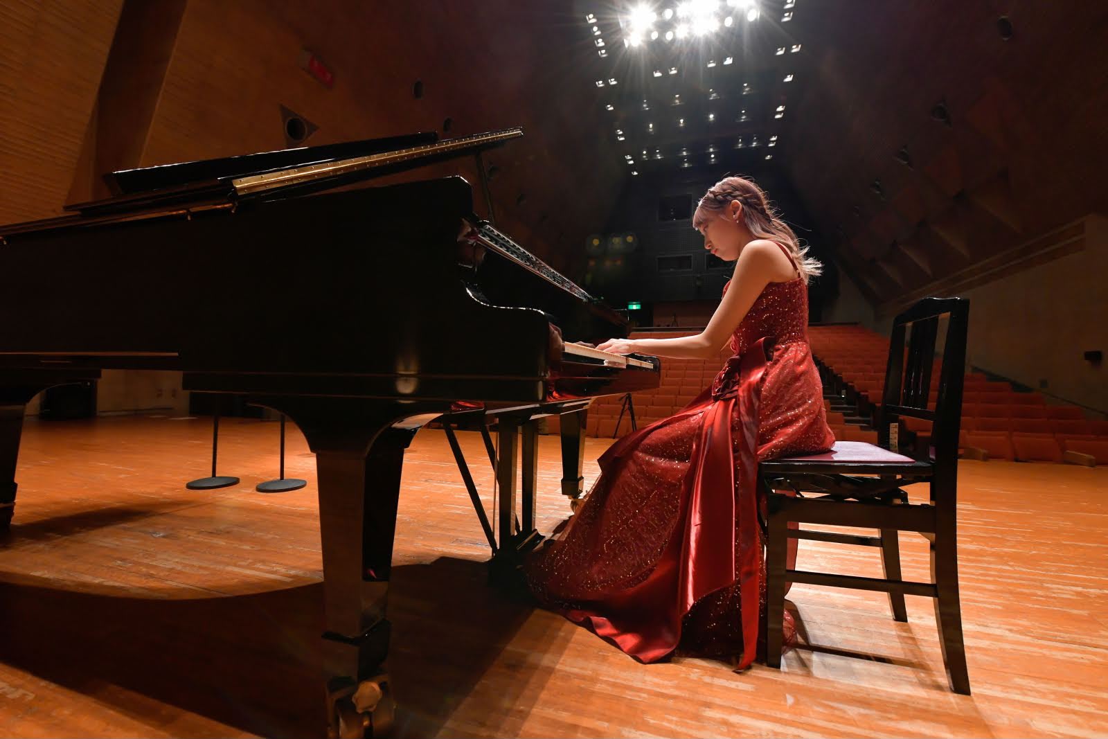 Salle de concert et piano