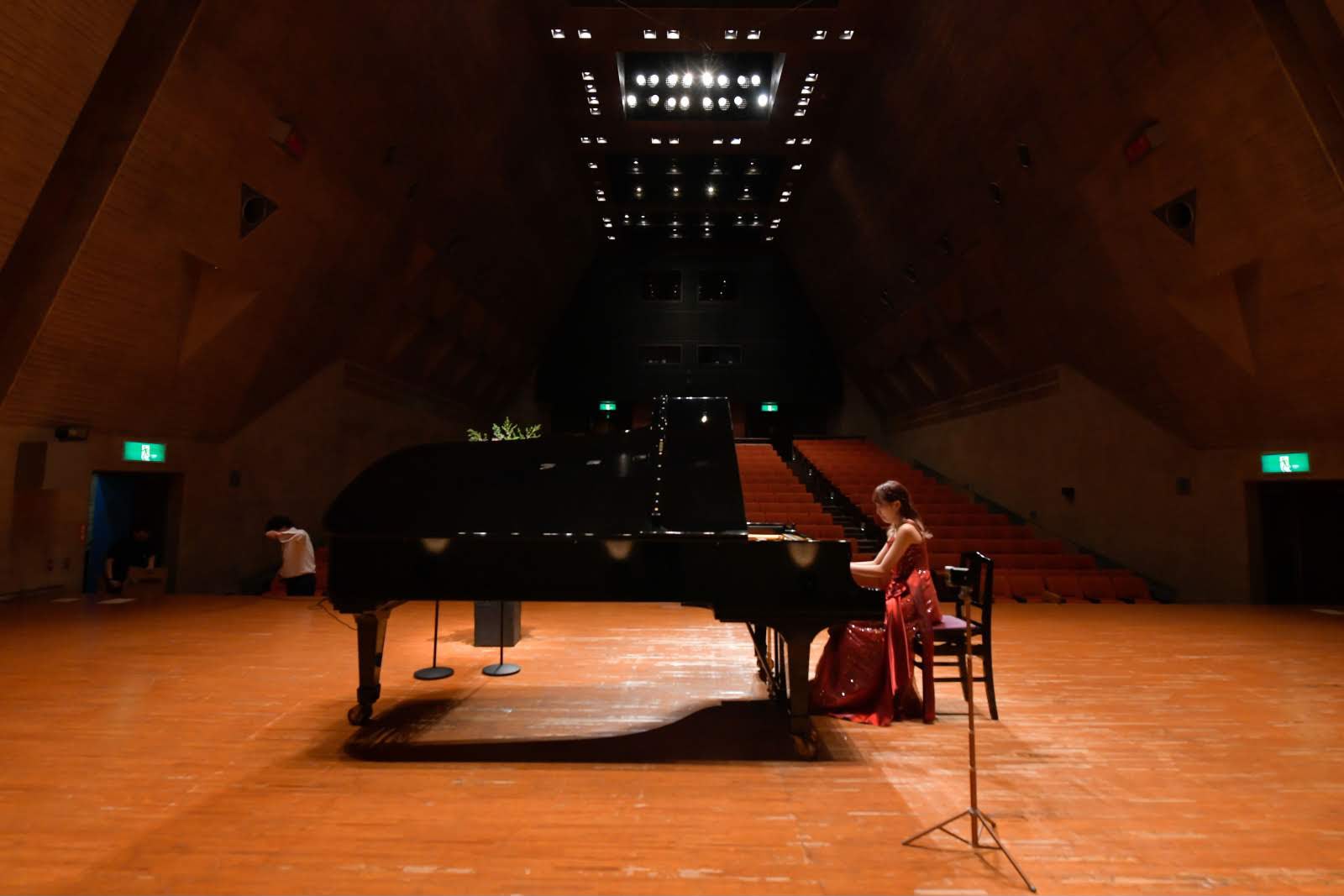 Kei Shimizu au piano lors d'un récital