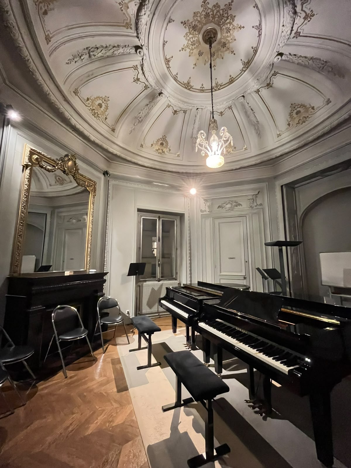 Piano dans un salon lumineux
